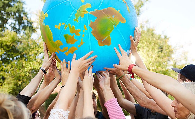 Globales Lernen: Viele Hände verändern die Welt (Bildrecht: Eine Welt Netz NRW)
